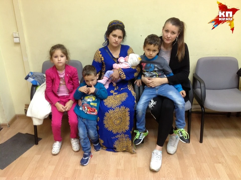 Простая цыганская семья: официальная жена с четырьмя детьми и беременная гражданская супруга
