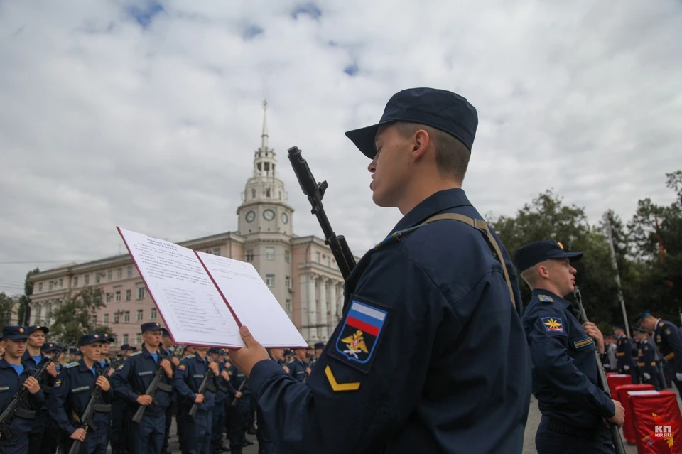 В Воронеже приняли присягу 1710 курсантов Военно-воздушной академии.