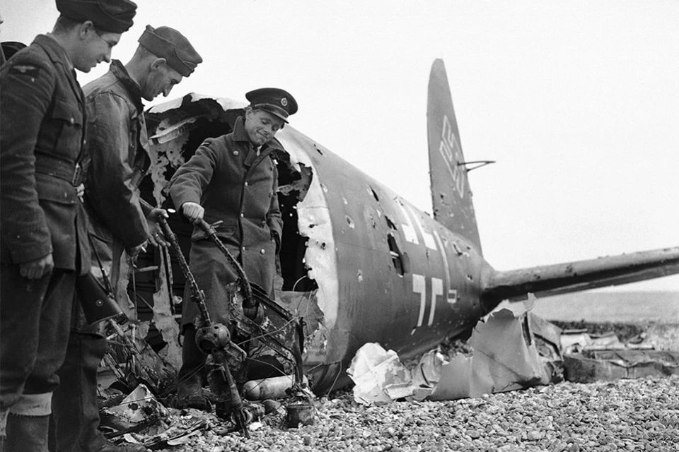 Июль 1940-го. Солдаты британской армии осматривают сбитый немецкий бомбардировщик. Фото: AP