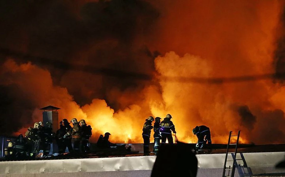 Страшный пожар склада на Амурской улице стал местом гибели как минимум восьми пожарных. Фото: Артем Коротаев/ТАСС