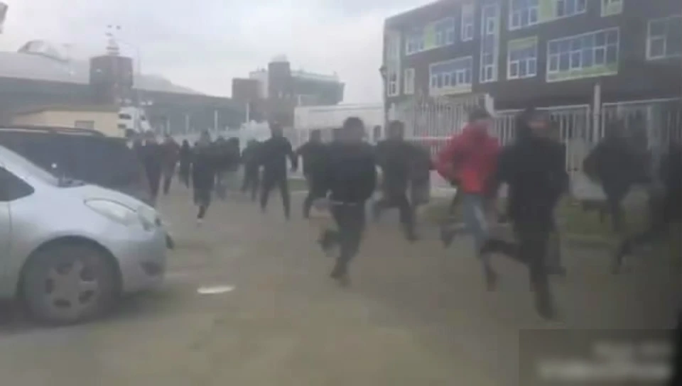 Видео массовой драки в Якутске стало хитом Интернета. Скриншот с видео News.Ykt.Ru