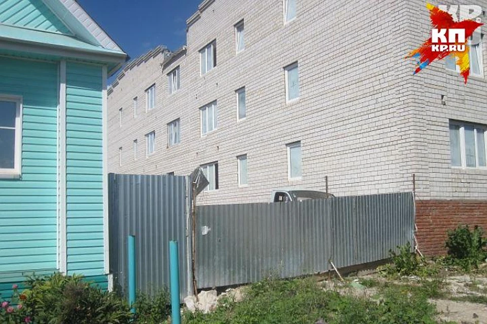 Незаконную многоэтажку определили под снос еще в мае. Но дом пока стоит. Фото: Ольга Самигулова.