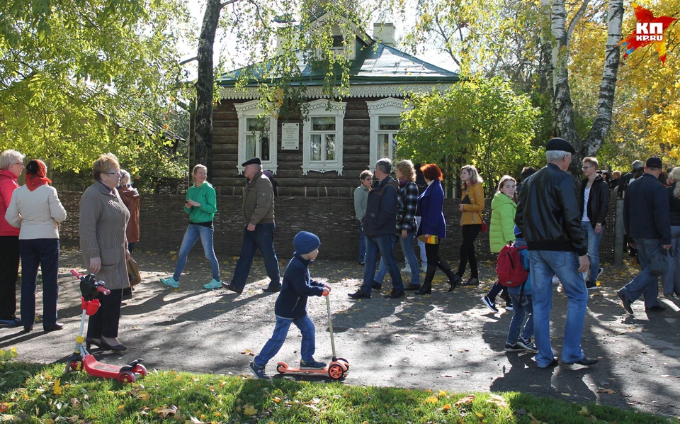 Гости праздника перед домом родителей Есенина
