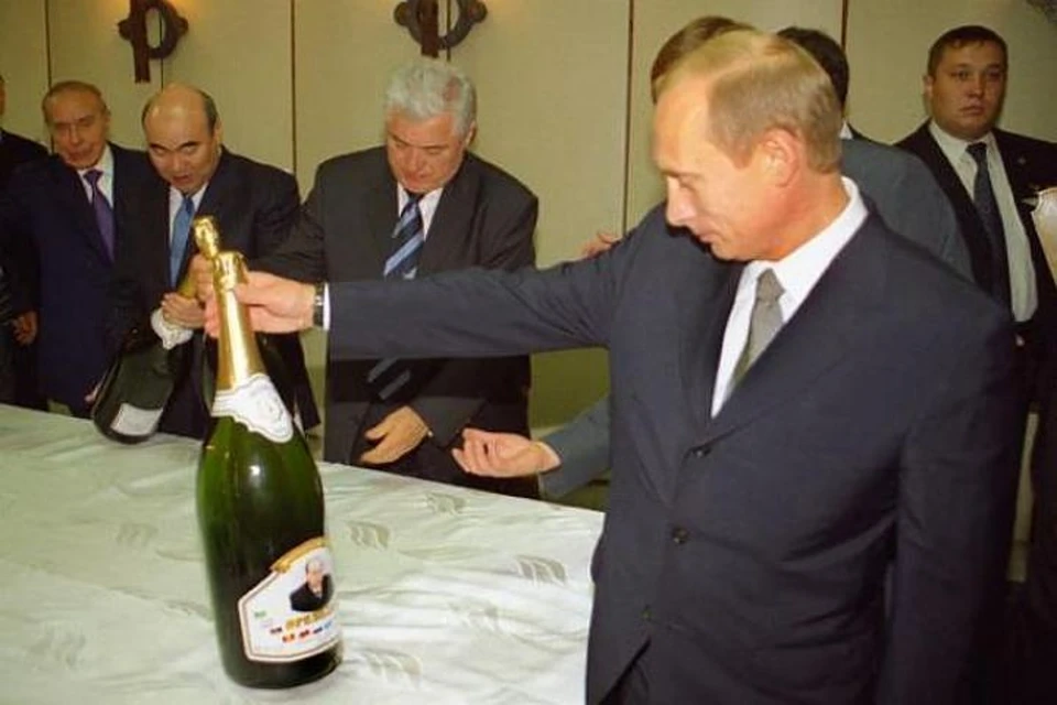 Владимиру Путину подарили именную бутылку шампанского Фото: Игорь Зенин