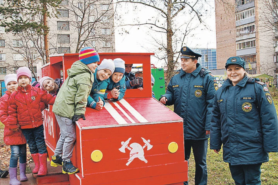 Это спички детям не игрушка, а пожарная машина - очень даже! Фото: Пресс-служба МЧС России