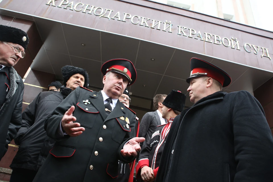 Николай Нестеренко (в центре) не раз бывал в суде