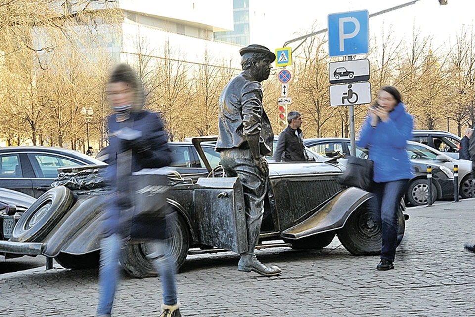 А вот бронзовый Юрий Никулин может парковаться даже на тротуаре - круглосуточно и бесплатно.