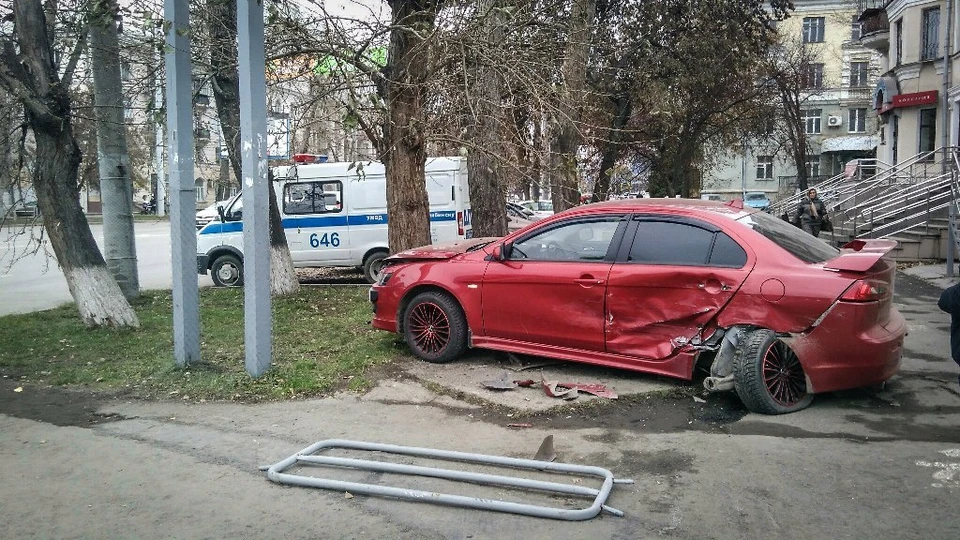 Мимо этого дерева в момент аварии женщина катила коляску!