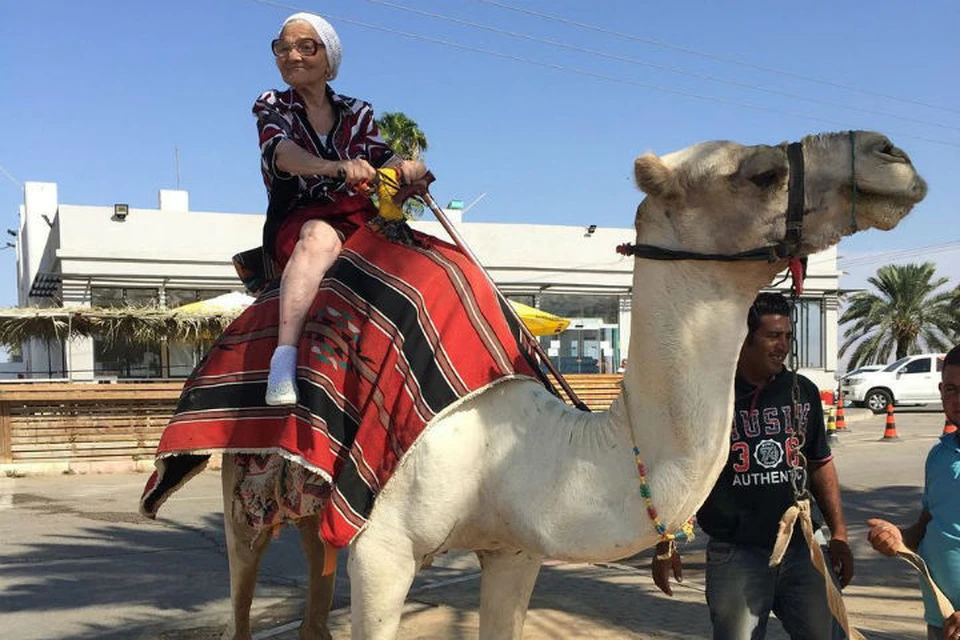 Баба Лена держится на верблюде, как заправский бедуин. Фото: Инстаграм.