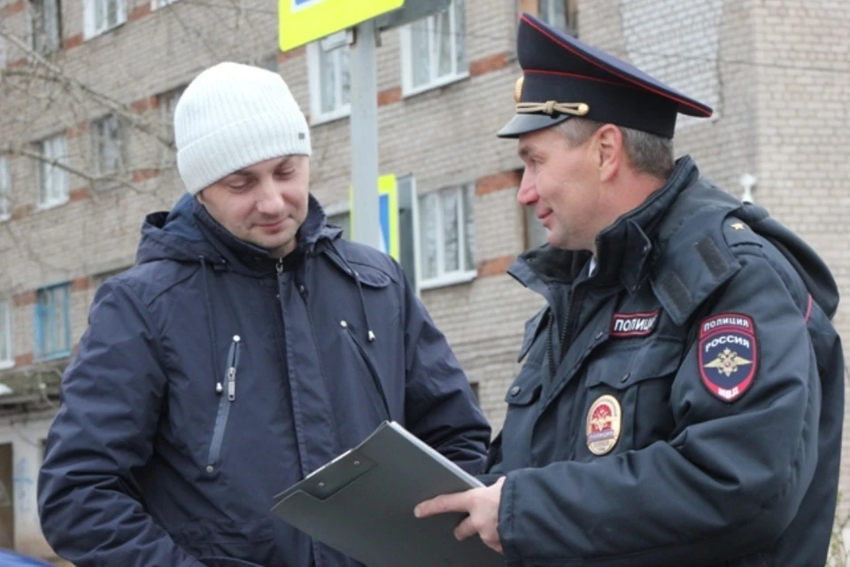 Полиция граждане. Полиция и граждане. Общение полиции с гражданами. Участковый с гражданами. Сотрудничество с полицией.