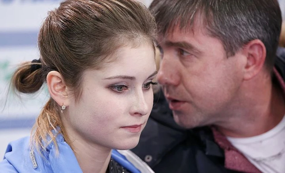 Юлия Липницкая со своим тренером Алексеем Урмановым после выступления.