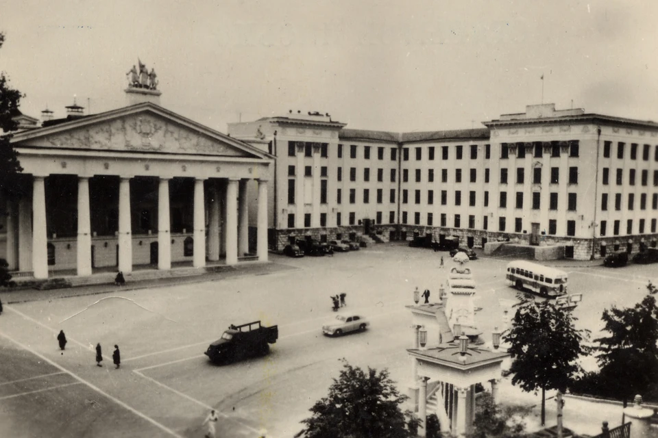 Так выглядел драмтеатр и Дом Советов в 1960-х годах. Фото: сайт Брянского драматического театра имени Алексея Толстого.