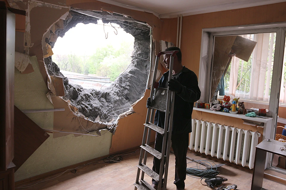 Донецк. Дыра в стене дома, пострадавшего в результате артобстрела украинской армией.