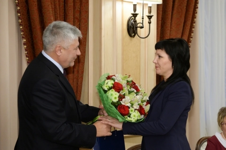 Министр лично вручил женщине высокую государственную награду