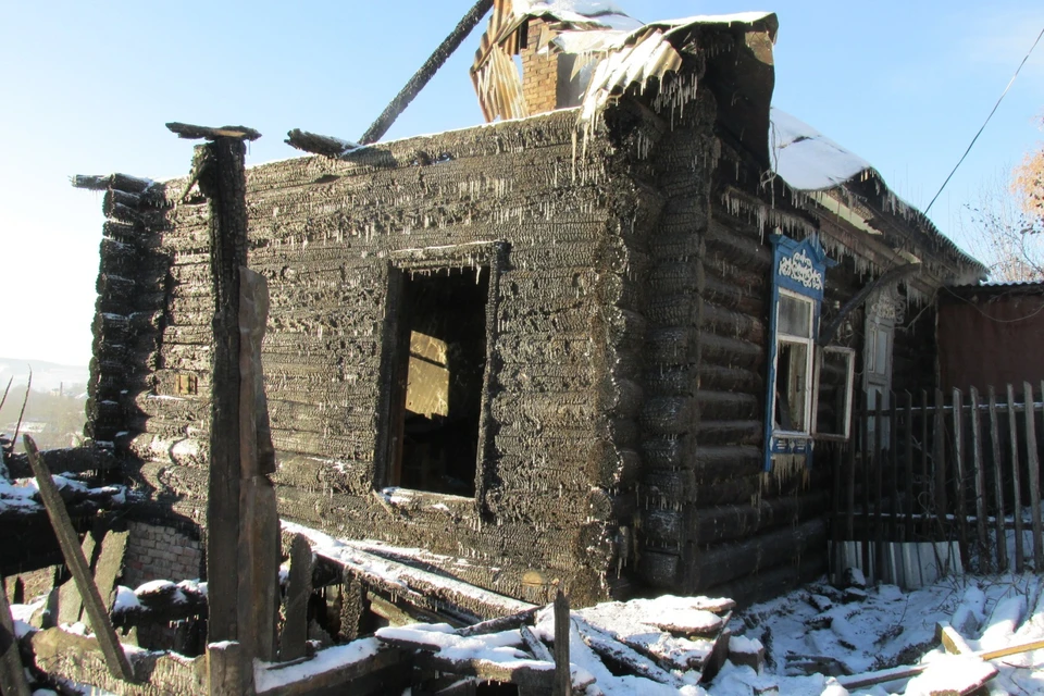 Дом, в котором произошли два первых убийства сгорел почти полностью.