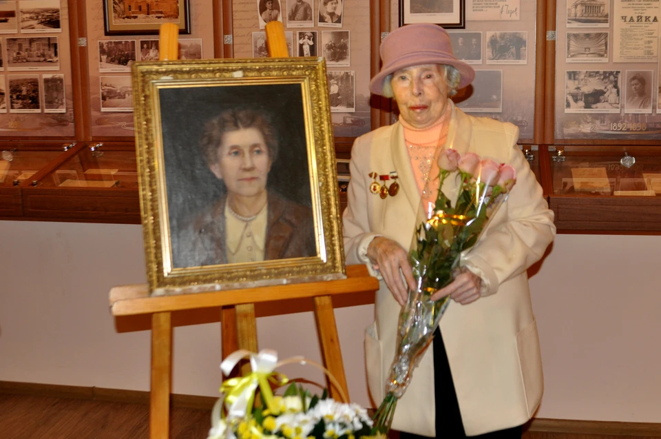 Алла Васильевна Ханило с портретом сестры писателя.