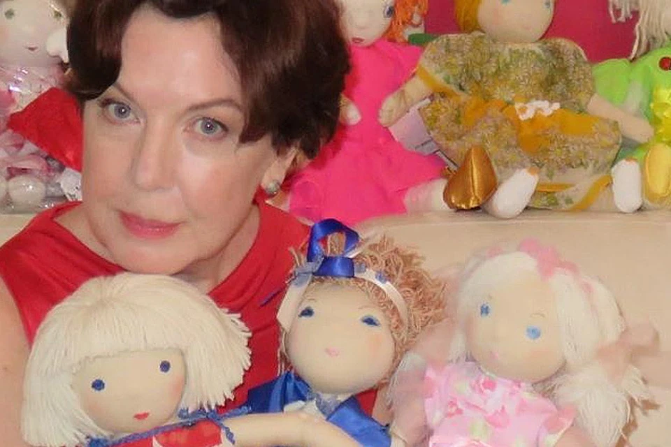 Художница Любовь Асари со своими куклами.