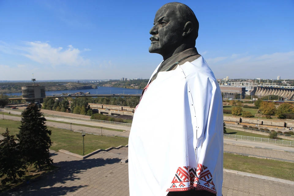 Памятник В.И.Ленину в Запорожье переодели в 2014 году в национальную рубаху-вышиванку. Фото: Константин Сазончик/ТАСС