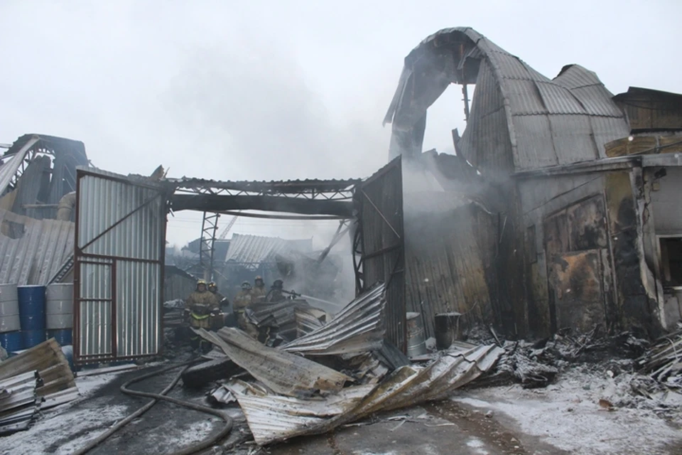 Огонь уничтожил склад полностью.