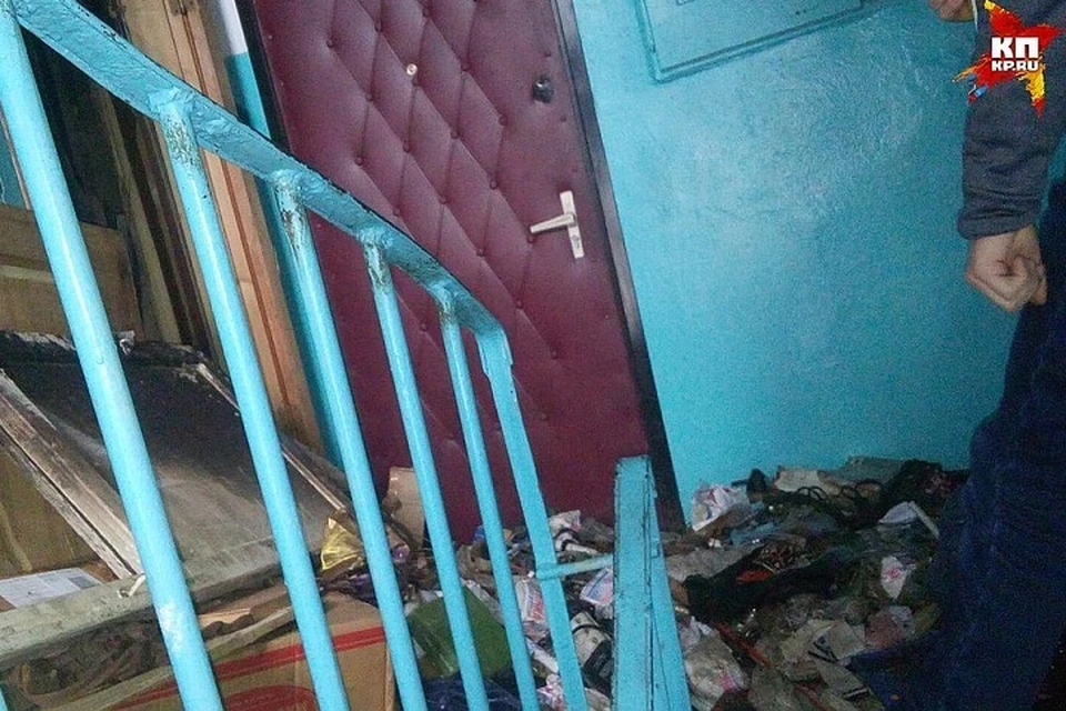 В злополучной квартире на улице Зверева в Великих Луках среди гор мусора найдено тело хозяйки. Фото: Свят Сорокин.