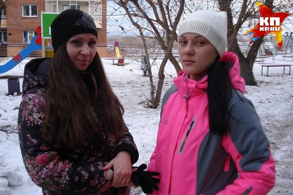 Справа - Наталья Николаева, которая пытается отыскать пропавшее тело своей бабушки. Подруга Настя поддерживает ее в трудные минуты и старается не оставлять наедине с горем