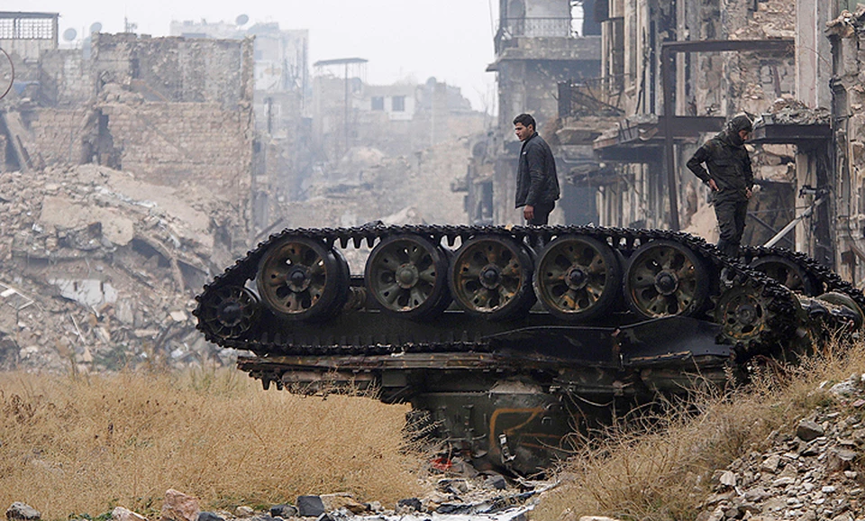 Перевернутый советский танк в одном из кварталов сирийского Алеппо.
