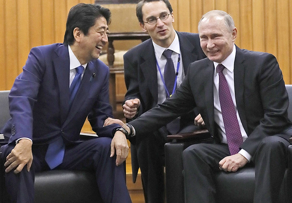 Премьер-министр Японии Синдзо Абэ и Владимир Путин во время посещения школы дзюдо в Токио.