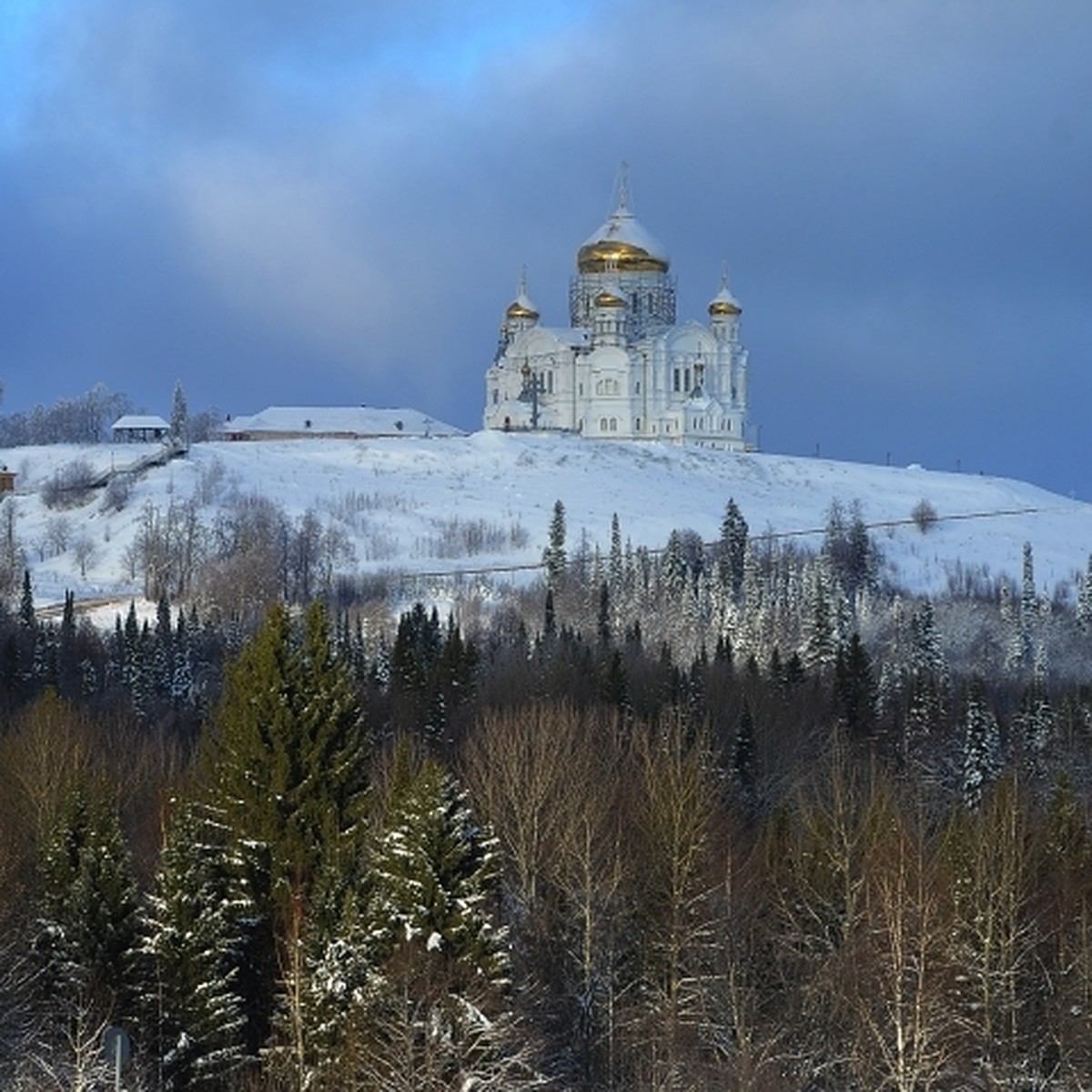 Куда съездить в пермском крае. Монастырь издалека. Красивые места в Мордовии зимой на машине. Горы в Пермском крае куда съездить зимой. Куда съездить зимой в Пермском крае красивые места.