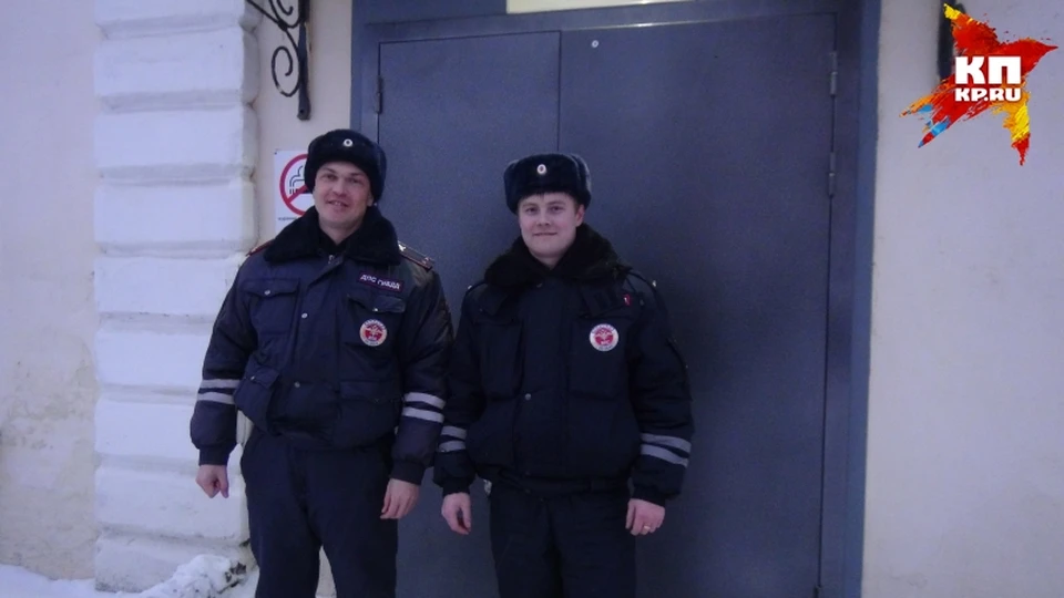 Полицейские спасли мать с двумя детьми