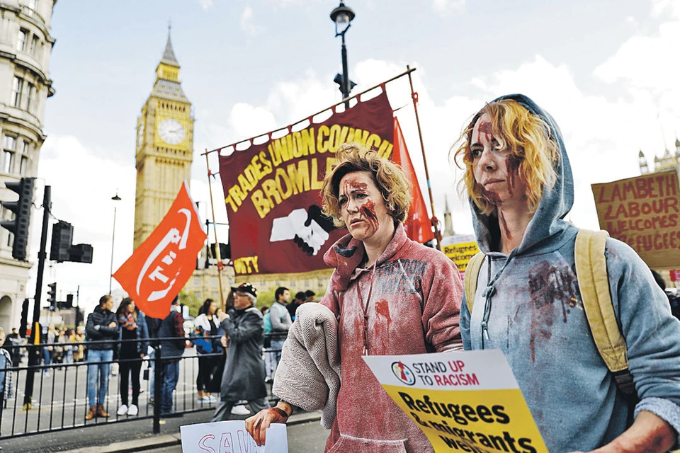 А вот пример самоубийственной политики: эти жительницы Лондона требуют предоставить больше прав беженцам. Их одежды в «крови» - мол, мигрантов в Альбионе дискриминируют...