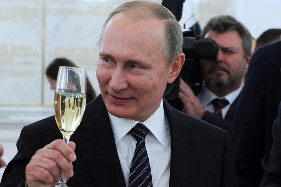 Владимир Путин поздравил Обаму и членов его семьи с наступающим Новым годом.