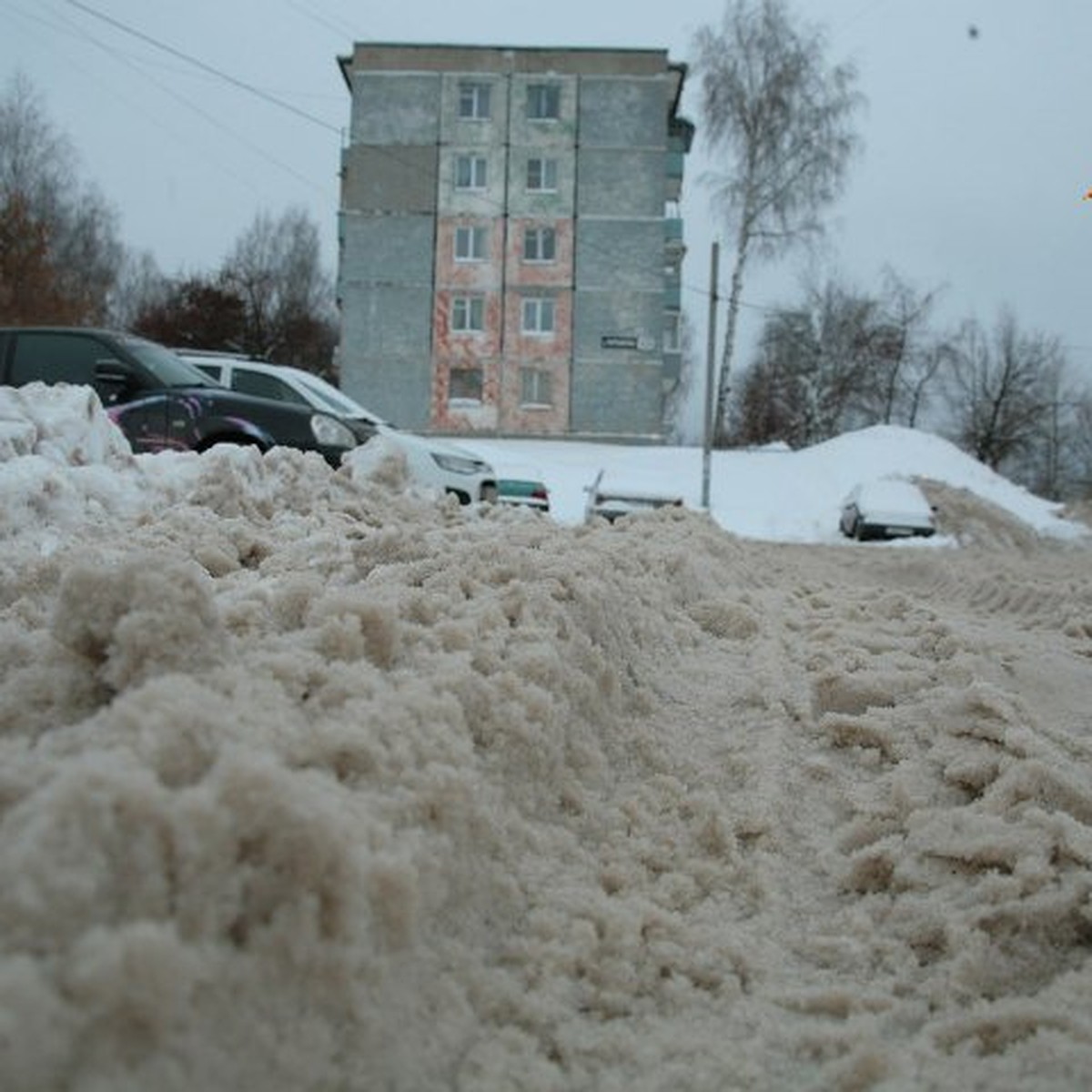 Ижевск в снегу: жители города откапывают машины по утрам, «скорые»  застревают во дворах - KP.RU