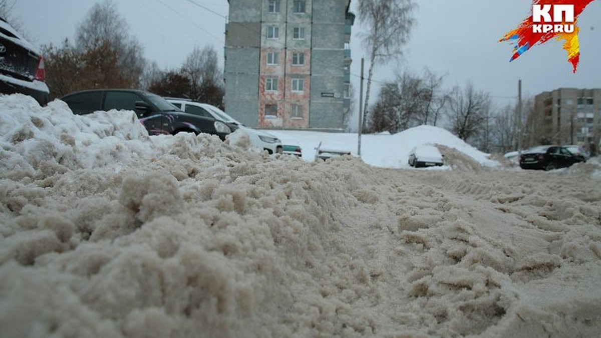 Ижевск в снегу: жители города откапывают машины по утрам, «скорые»  застревают во дворах - KP.RU