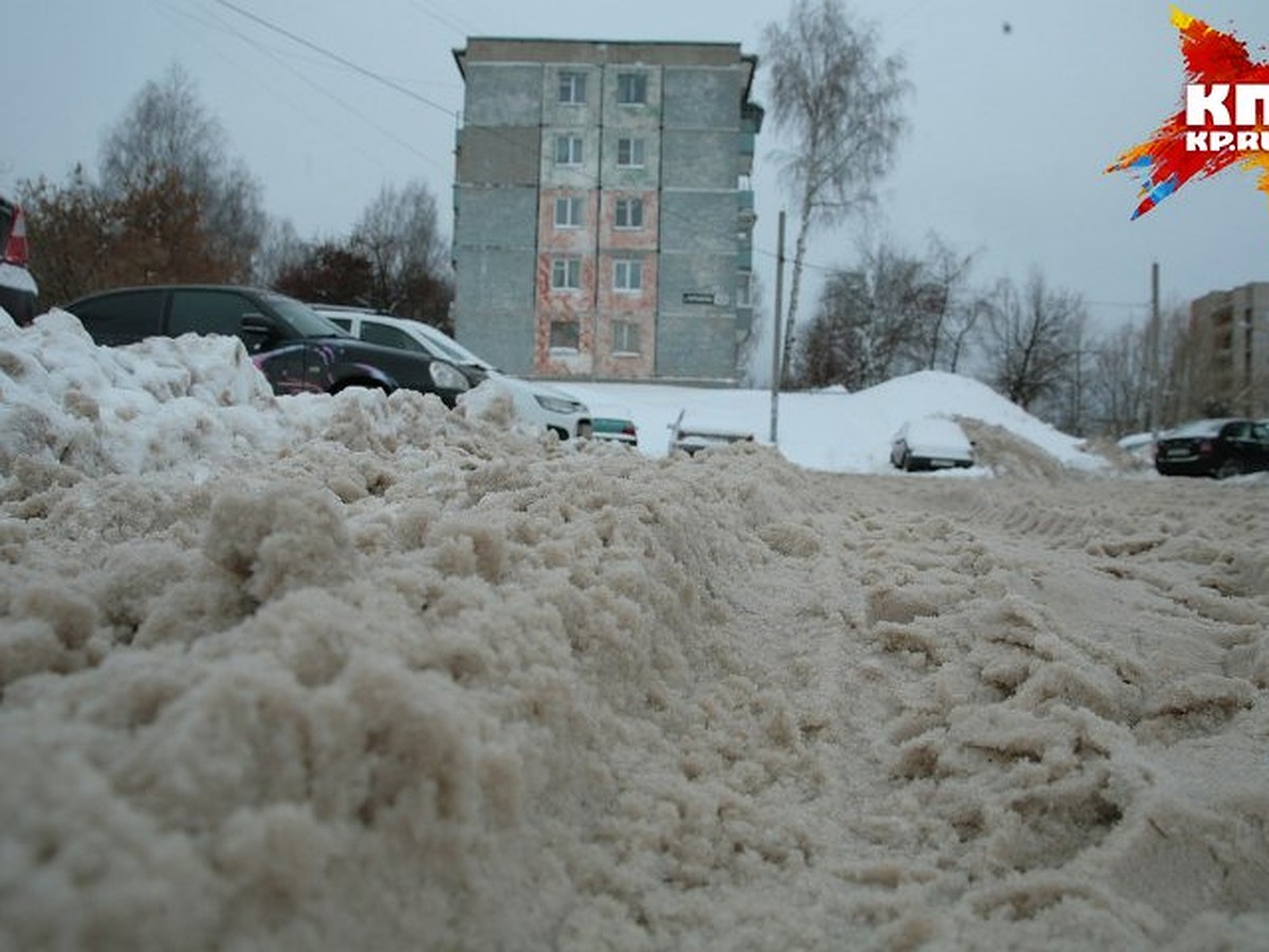 Ижевск в снегу: жители города откапывают машины по утрам, «скорые»  застревают во дворах - KP.RU