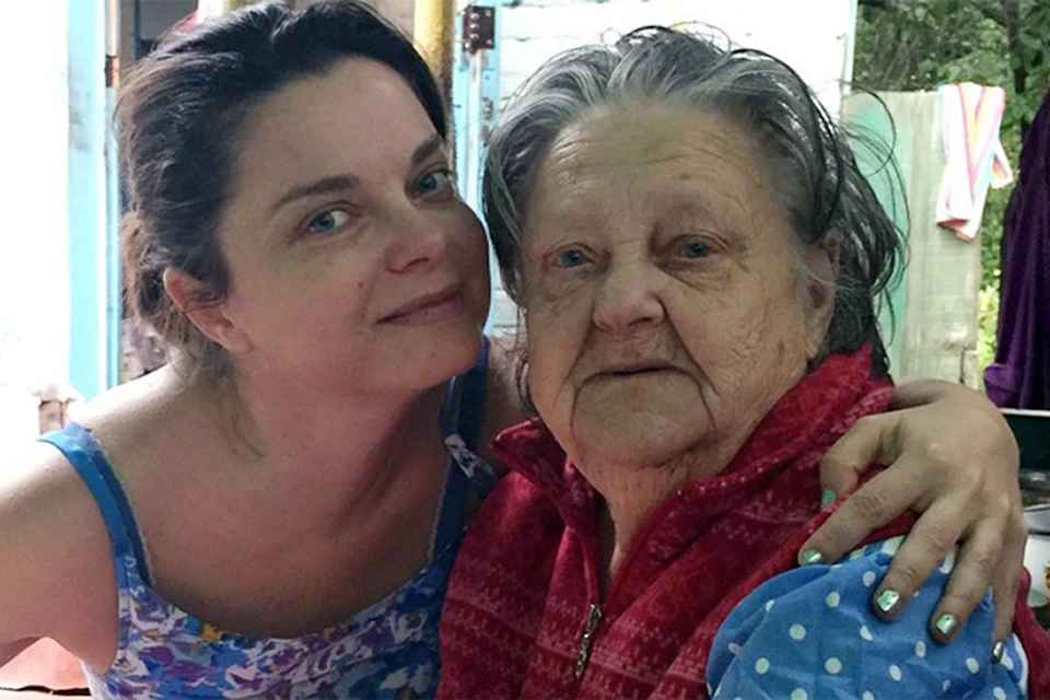 Бабушка, как нам стало известно, все-таки узнала, что внучке запрещено приезжать в Киев. Как считает Королева, именно это ее и подкосило