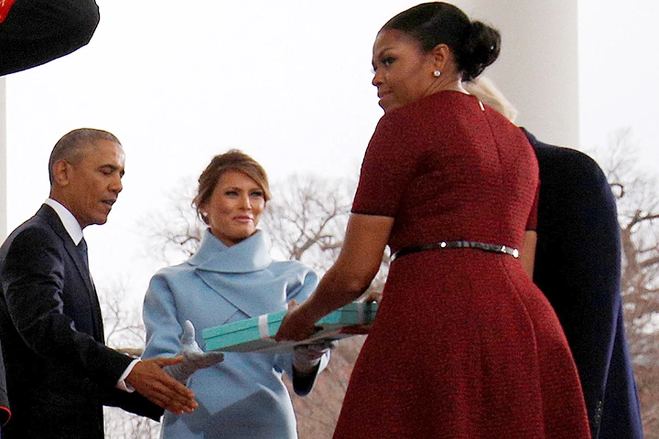 Мелания Трамп вручила Мишель Обаме подарок в коробке цветов популярного бренда.