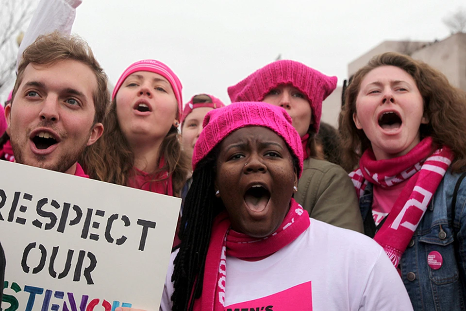 Участники "Марша женщин" в Вашингтоне.
