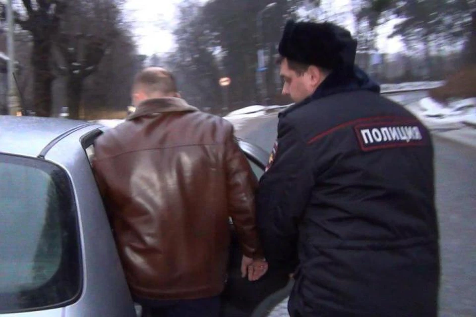 21 декабря прошлого года правоохранители задержали замглавы Пионерского по вопросам ЖКЖ Юрия Копшева. Кадр оперативной съемки.