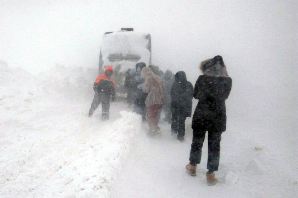 Десять автобусов и около сотни автомобилей оказались в снежном плену на Алтае