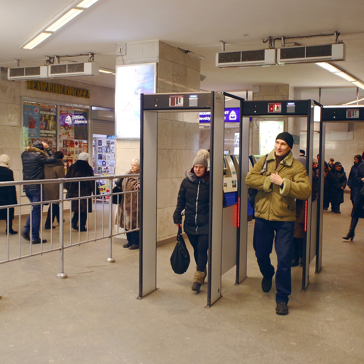 Петербуржцы не смогут обойти рамки металлоискателей в метро - KP.RU