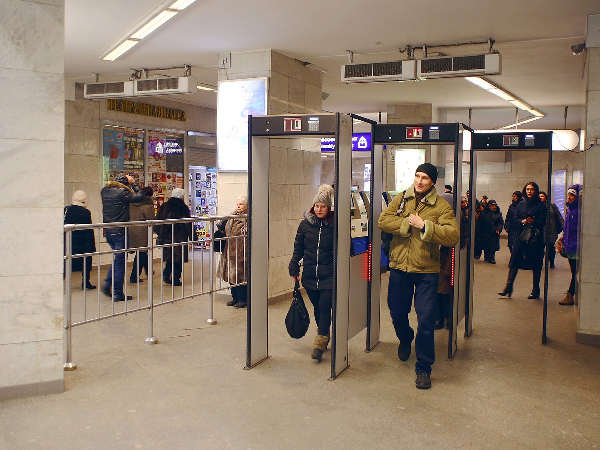 Петербуржцы не смогут обойти рамки металлоискателей в метро - KP.RU