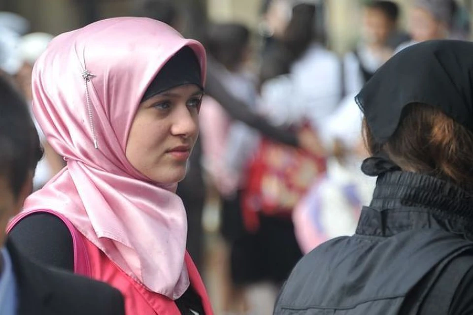 В Чечне примут закон, официально разрещающий детям носить в школу хиджабы, крестики и еврейские кипы