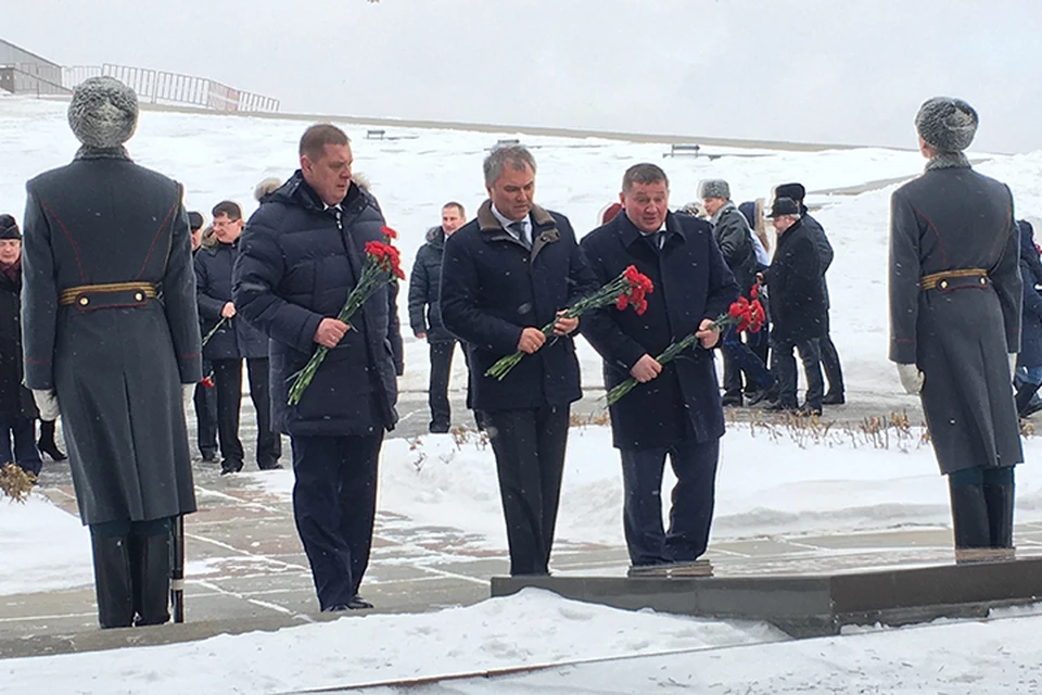 Володин вместе с ветеранами Великой Отечественной войны и губернатором Волгоградской области Андреем Бочаровым возложили цветы к Вечному огню и к могиле Маршала Советского Союза Чуйкова