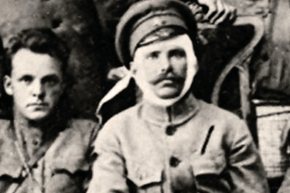 Фурманов (слева) и раненный в голову с вражеского аэроплана Чапаев.