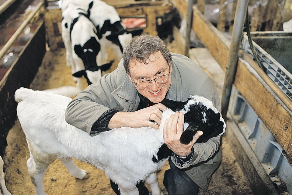 Алексей Бурков решил пойти в самую сложную сферу - молочное животноводство. И пока у него неплохо получается. Фото: Личный архив