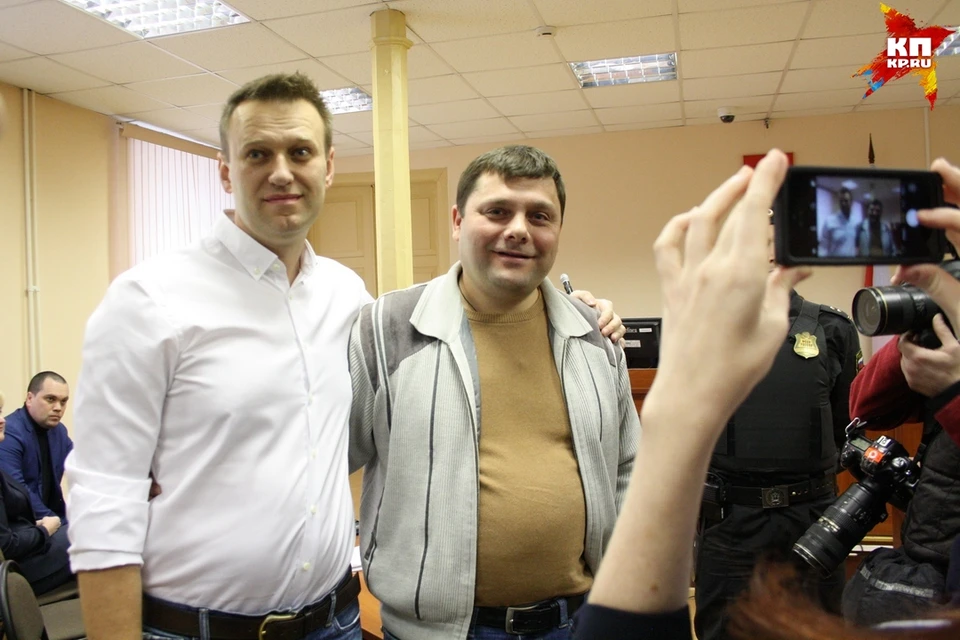 Навальный и Офицеров позировали на камеру в ожидании судьи.
