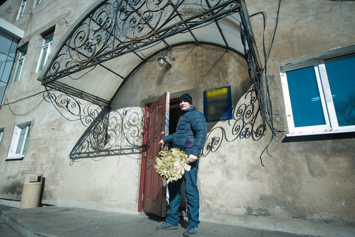 Скромная баня привлекает тружеников