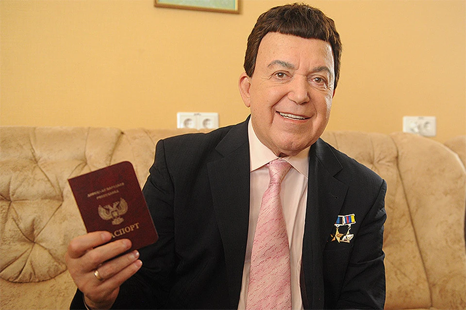 Июнь 2016 года. Иосиф Кобзон держит в руках его паспорт ДНР.