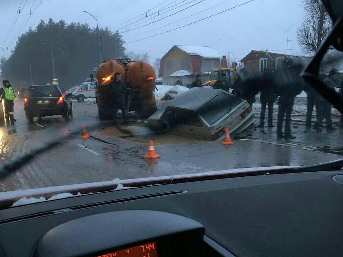 В Коврове машина провалилась под асфальт - KP.RU