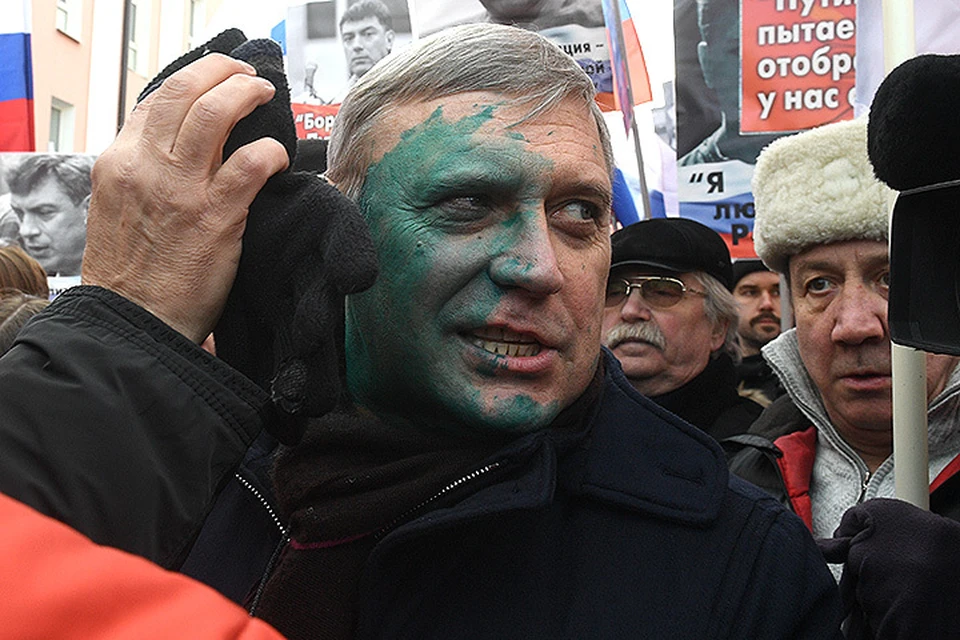 Михаила Касьянова облили зеленкой перед началом шествия.